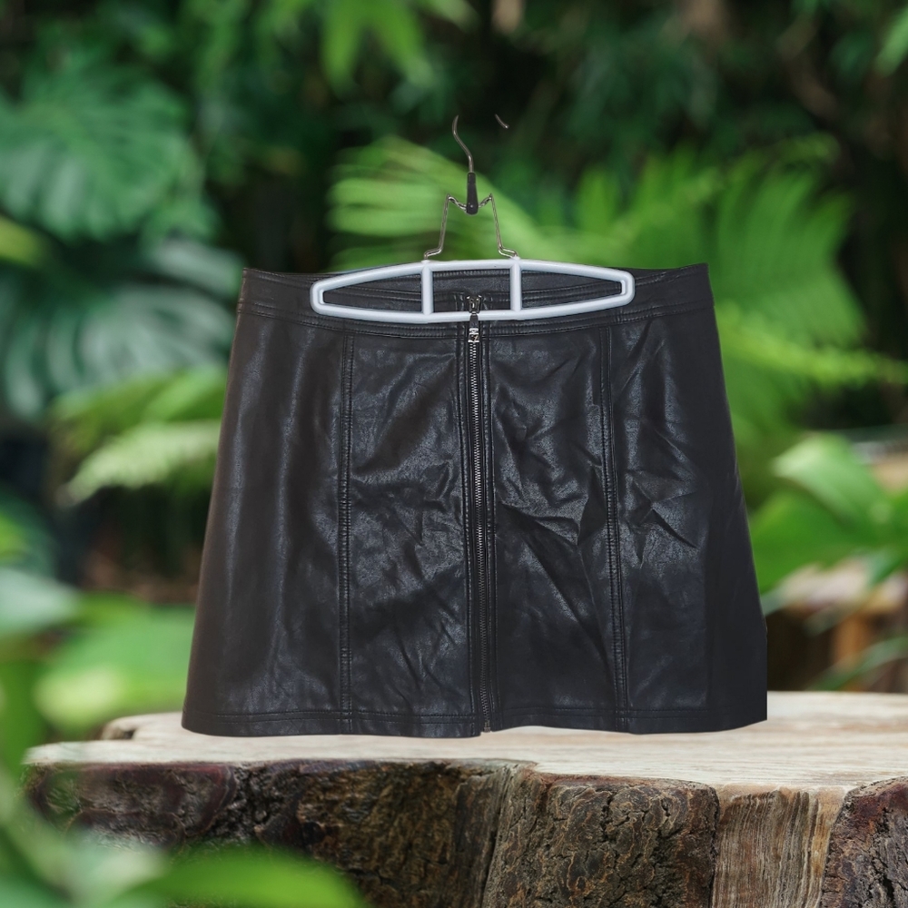 Guess Black Faux Leather Mini Skirt. Size 10
